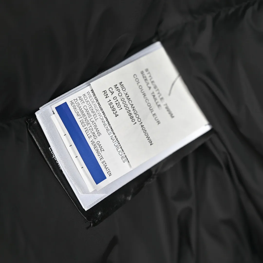 P720 𝐂𝐚𝐧𝐚𝐝𝐚 𝐆𝐨𝐨𝐬𝐞 𝐄𝐱𝐩𝐞𝐝𝐢𝐭𝐢𝐨𝐧 𝟕𝟗𝟗𝟗𝐌 Canada Goose Model 01 Short Down Jacket 🔝Product color: black, off-white, graphite gray, navy blue, sky blue 🔝Product size: XS S M L 2️⃣Exclusively customized 18-count fabrics with the same ZP. Using "Arctic Tech" fabric technology, the outer fabric is 84.5% polyester fiber and 15.5% cotton, the lining is 100% cotton fiber, and the padding is 100% polyester fiber. It is durable, waterproof, windproof, cold-resistant and warm. 3️⃣The lining is made of 40D Nylon AC oil-based glue, with level 5 single-dye fastness. The collar flannel is made of original high-density mercerized velvet, and the pocket fabric is made of elastic high-density polar fleece, which is soft and skin-friendly. The bile cloth is made of 330T polyester anti-velvet No. 7 needle to prevent lint from running away. If there is lint running away, it will be given away for free! 4️⃣The JUKI large-scale sewing machine imported from Japan is professional in stitching and seaming. It completely follows the original 106 stitches on the whole piece of clothing and is reinforced throughout. The length of each jujube follows the original one and is fixed at 1-1.1cm. The density and length are the same as the original one. 5️⃣Yoshida YKK original zipper, Y-shaped double hook Velcro, and the cuffs are made of custom thickened seamless threads. This year, high-elastic spandex gold thread is added to the cuff thread to increase elasticity and strength. From fabrics and gallbladders to buttons and drawstrings, all are custom-developed and authentic. 6️⃣The imported Tajima embroidery machine is used to customize the chest logo with thousands of needles. The pattern is full and three-dimensional, and it is infinitely close to the original product. 7. The fur collars are made from western coyote skins imported from Canada. We purchased 10,000 top-quality fur collars in the spring. The width of the fur collars is 14cm and the length is 55cm. This winter, the quality of the fur collars will be stable throughout the season, eliminating the uneven quality of fur collars in the middle and later stages! 7️⃣Packaging is in a three-dimensional handbag with cards included. It’s more impressive to give it away and keep it for yourself.